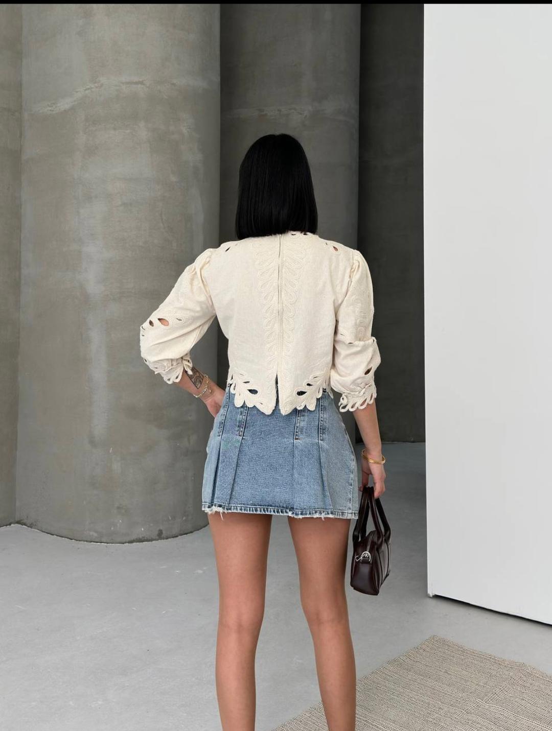 Nakış İşlemeli Bisiklet Yaka Keten Crop Bluz – Bej