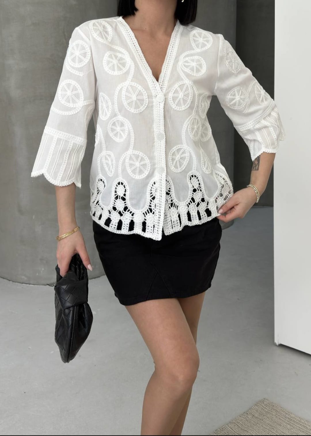 El İşlemeli Nakışlı Keten Gömlek – Bej & Beyaz