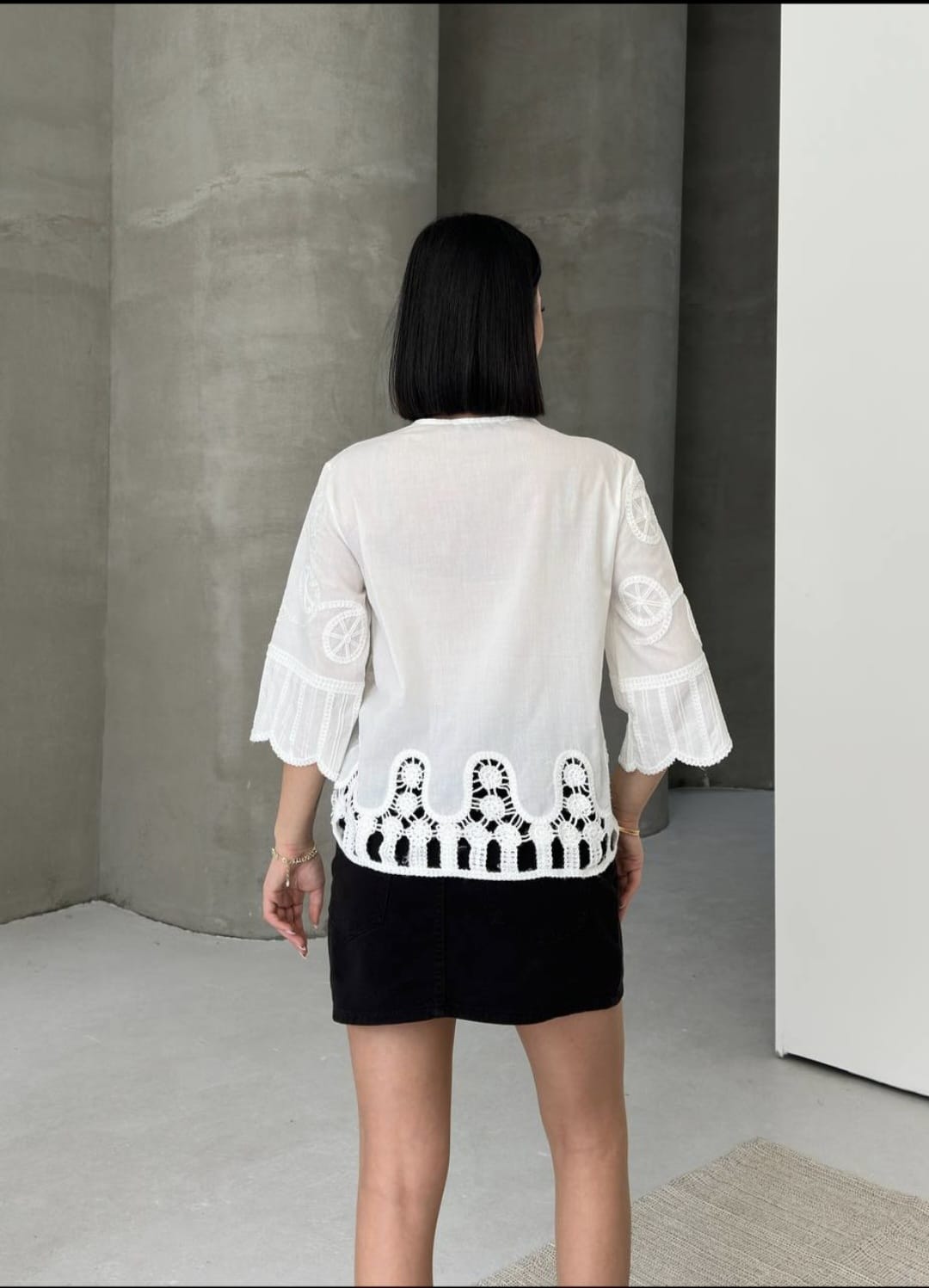 El İşlemeli Nakışlı Keten Gömlek – Bej & Beyaz