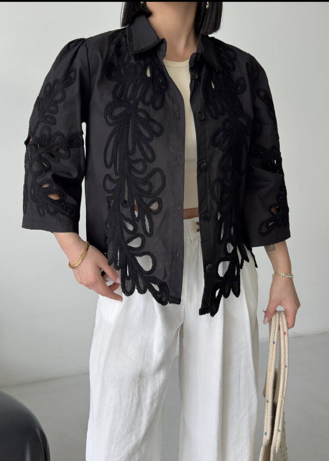 Süzüne Nakışlı Tasarım Dokuma Gömlek – Siyah